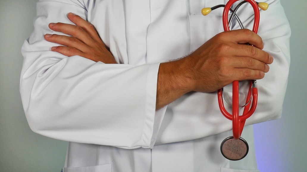 medico e stetoscopio rosso.jpg
